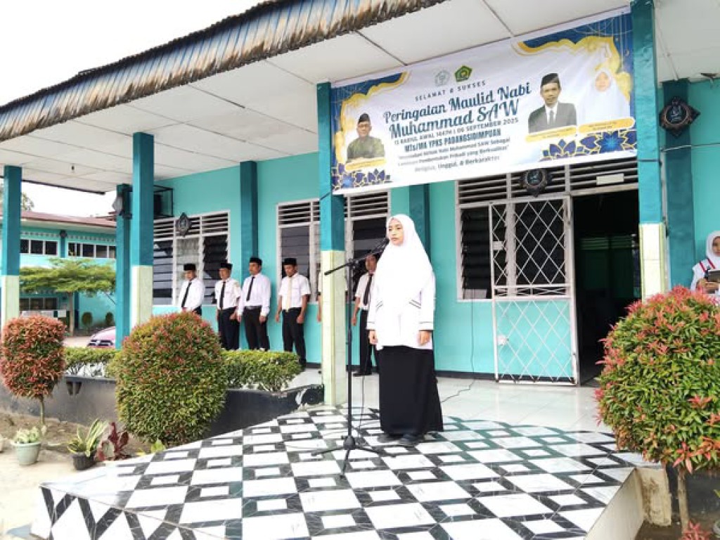Upacara Bendera pelaksana kelas XI MIPA 1